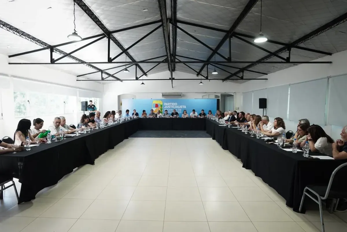 Tras el tratamiento de los asuntos del orden del día, Jerónimo hizo una exposición sobre la situación de los trabajadores en el contexto del intento de reforma laboral por parte del gobierno de Javier Milei. Tras el tratamiento de los asuntos del orden del día, Jerónimo hizo una exposición sobre la situación de los trabajadores en el contexto del intento de reforma laboral por parte del gobierno de Javier Milei.