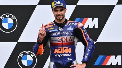 Tras años de relación en secreto, un piloto del MotoGP se casará con su hermanastra