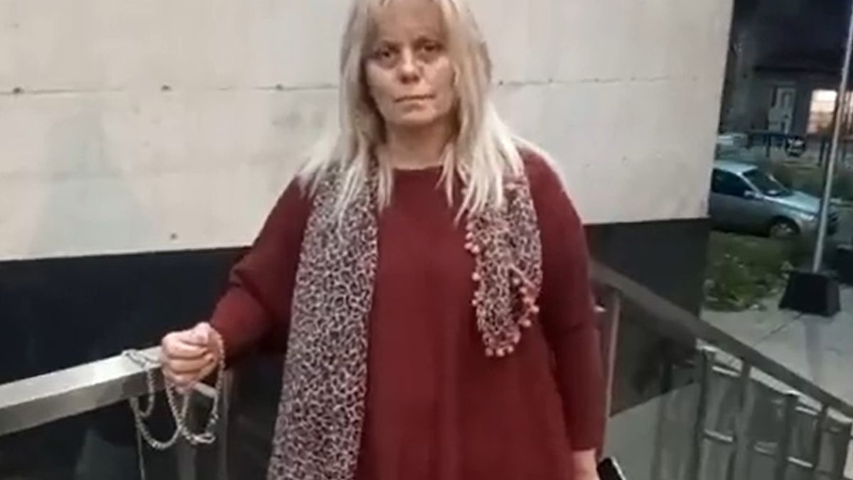 La funcionaria judicial se encadenó en la escalera de ingreso a los tribunales de Cañada de Gómez.&nbsp;