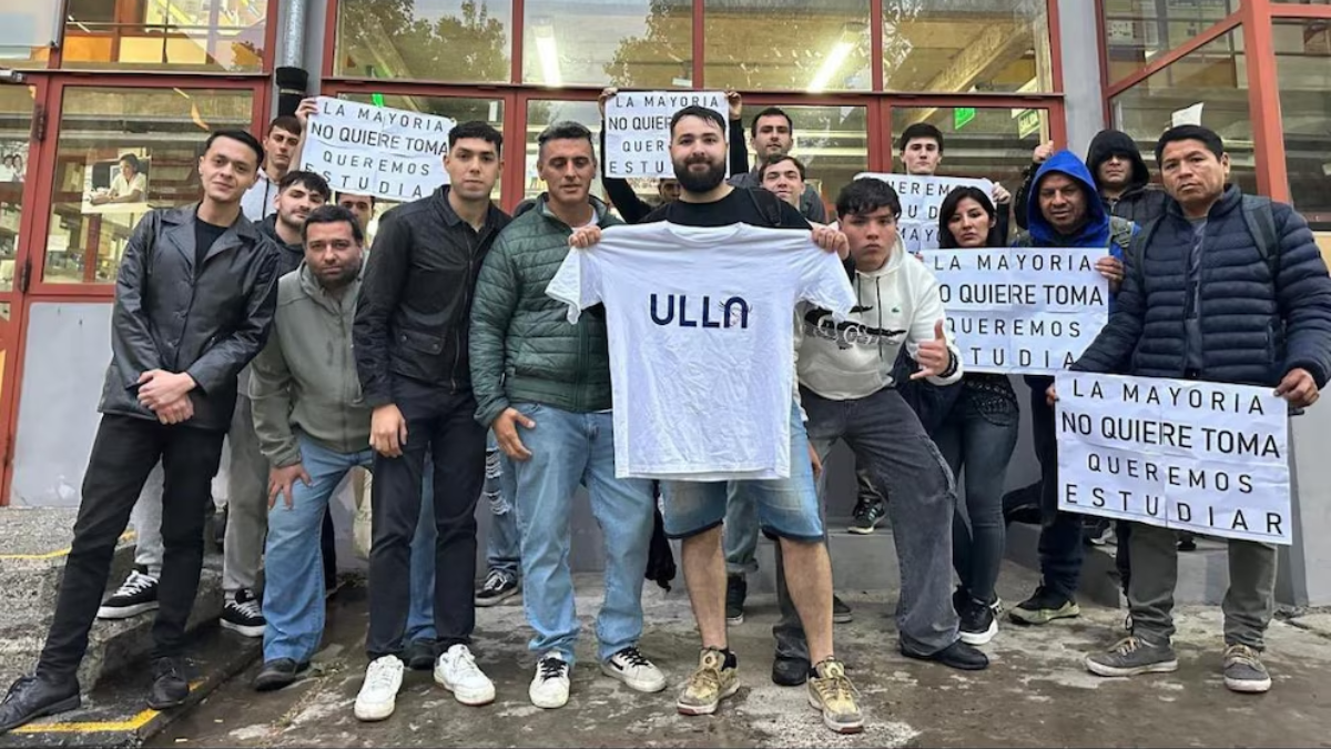 La foto que circuló en X de uno de los grupos que habría protagonizado el cruce en la Universidad Nacional de Quilmes