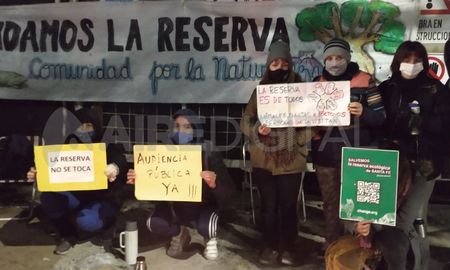 Ambientalistas se volvieron a manifestar este lunes en el ingreso de las obras del Aulario de la UNL Ambientalistas se volvieron a manifestar este lunes en el ingreso de las obras del Aulario de la UNL