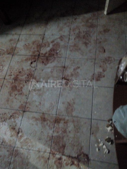 El piso de la casa quedó bañado en sangre. El cocinero baleado lucha por su vida en el Hospital Cullen