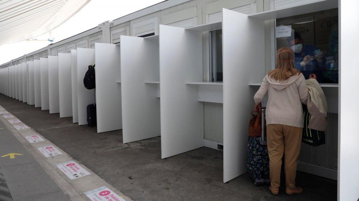 Quienes se hayan visto imposibilitados de realizar el test de PCR negativo con 72 horas de antelación al embarque en el país de procedencia, podrán realizar un análisis a su arribo a Ezeiza.