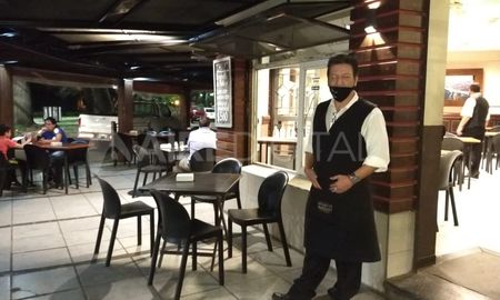 Los locales gastronómicos podrán cerrar a las 23 horas los días 2, 3, 8 y 9 de julio. Los locales gastronómicos podrán cerrar a las 23 horas los días 2, 3, 8 y 9 de julio.