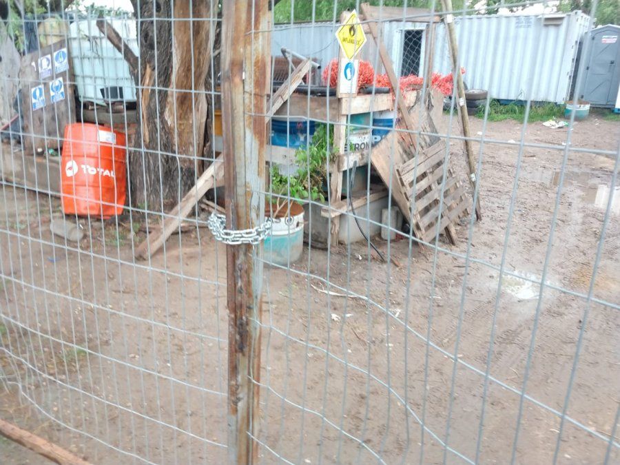 Este lunes a las 7.30 los trabajadores encontraron el portón cerrado con candado