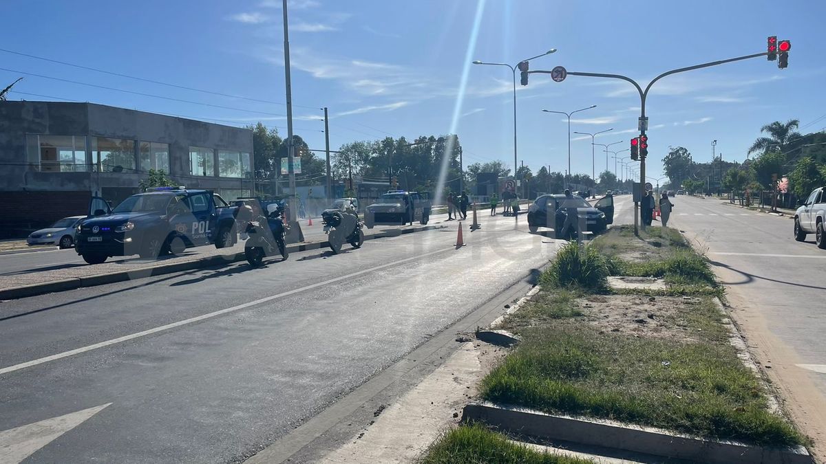 Por el fuerte impacto, la camioneta del particular quedó en sentido contrario.