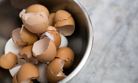 Conocé por qué no deberías tirar la cáscara de los huevos