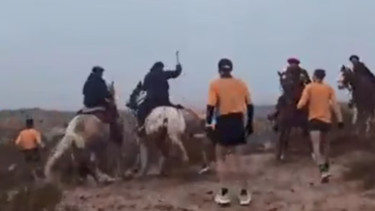 El momento de los golpes a uno de los corredores. El momento de los golpes a uno de los corredores.