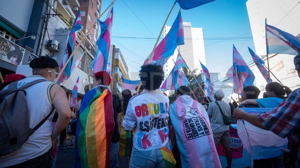 Banderas que iluminan. Los colores del arcoíris ondearon con fuerza durante todo el recorrido
