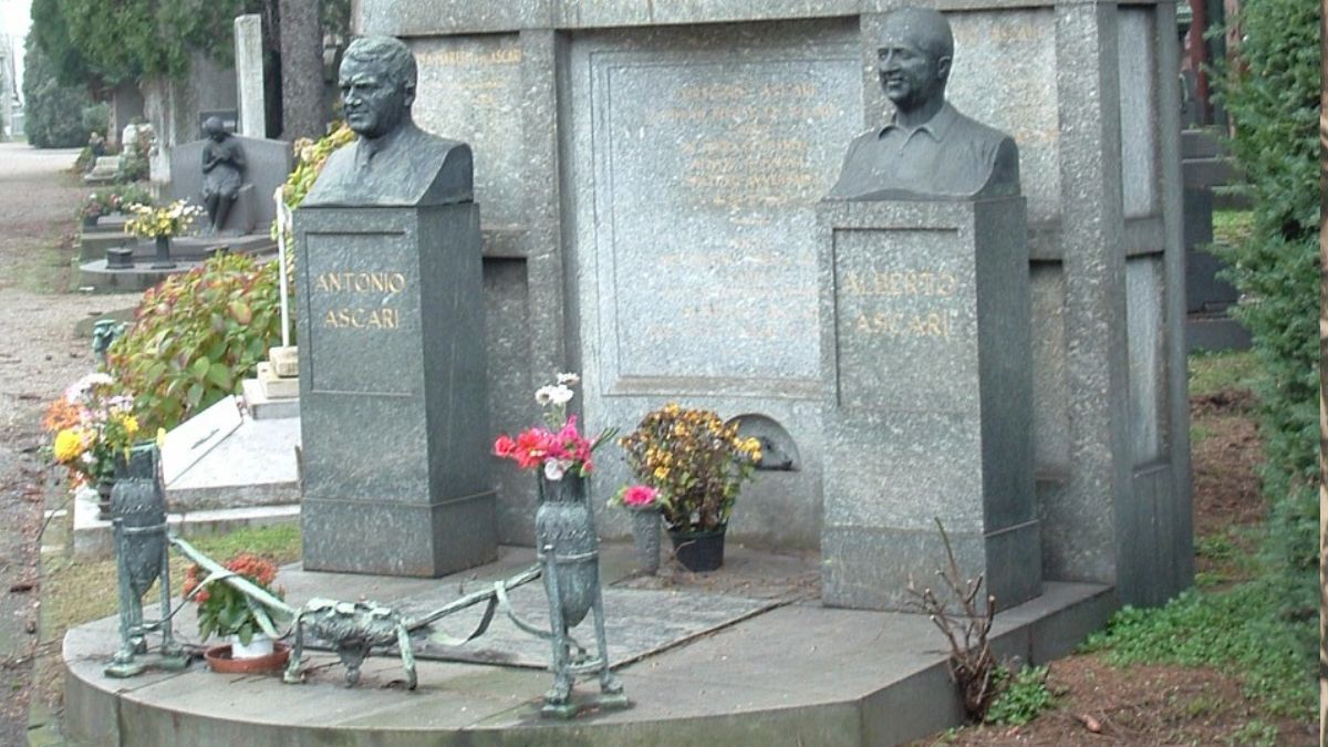 Tras un funeral al que asistieron casi un millón de personas, los restos de Alberto Ascari fueron sepultados en el cementerio Monumentale de Milán y descansan junto a los de su padre, Antonio, quien había muerto 30 años atrás. Tras un funeral al que asistieron casi un millón de personas, los restos de Alberto Ascari fueron sepultados en el cementerio Monumentale de Milán y descansan junto a los de su padre, Antonio, quien había muerto 30 años atrás.