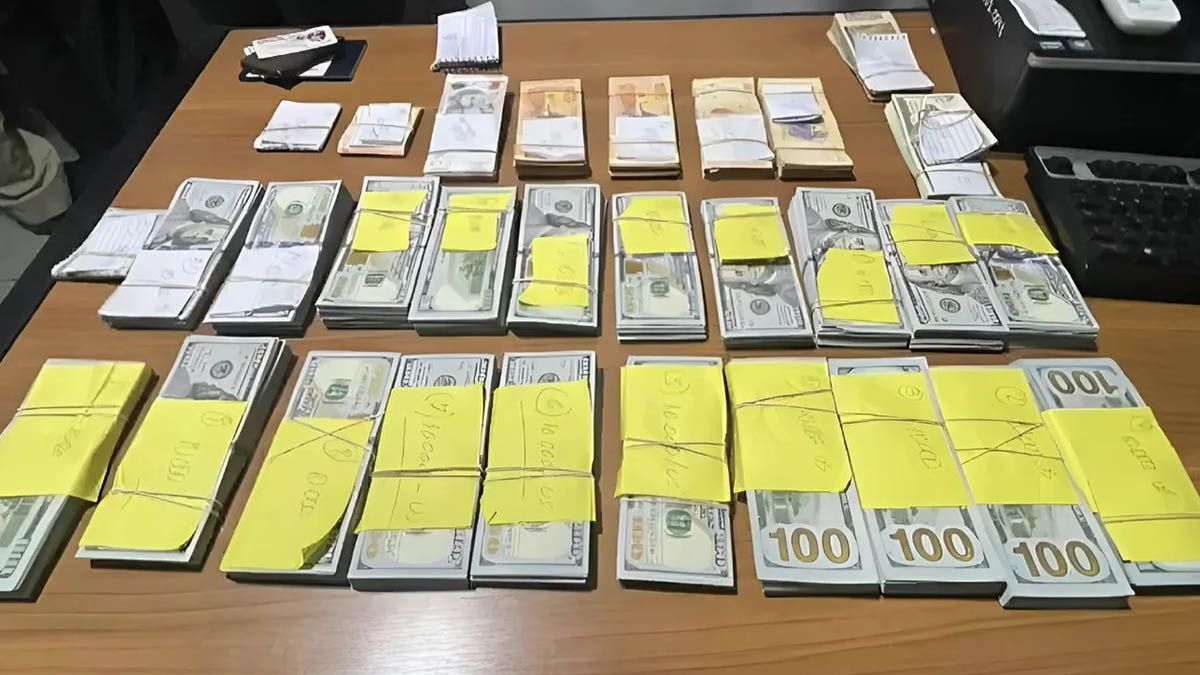 El ex senador fue detenido al intentar ingresar a Paraguay, junto a su ex secretaria y pareja, Iara Guinsel, con 211.000 dólares sin declarar. El ex senador fue detenido al intentar ingresar a Paraguay, junto a su ex secretaria y pareja, Iara Guinsel, con 211.000 dólares sin declarar.