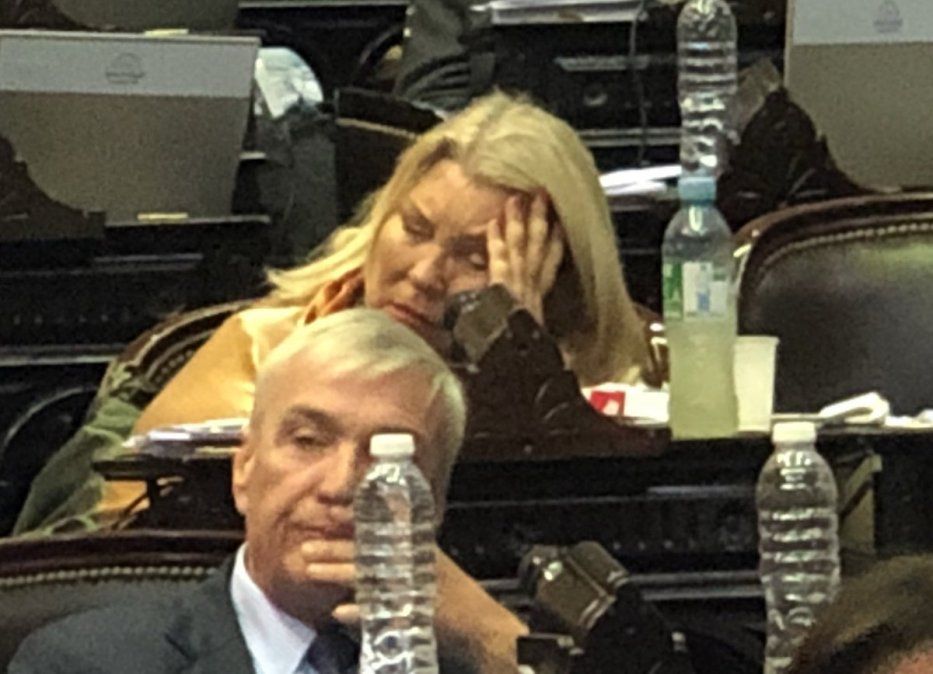 El show de Lilita: furcio, “coimas” y ¿siesta? en el recinto