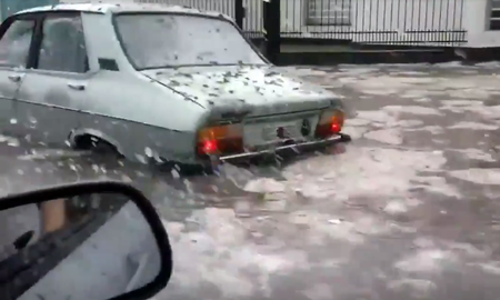 Vamos cachorro, un auto con el agua por el capó pasó una inundación y el video se hizo viral Vamos cachorro, un auto con el agua por el capó pasó una inundación y el video se hizo viral