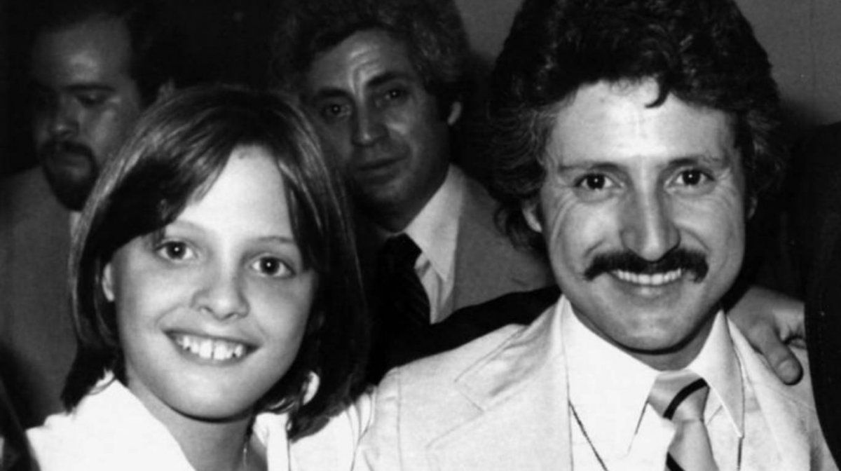Un pequeño Luis Miguel al lado de su padre.