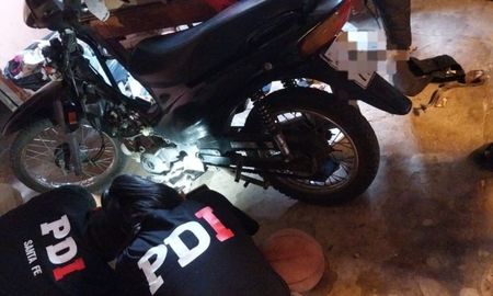Un joven robó una moto que estaba estacionada en la vereda y fue captado por las cámaras. Un joven robó una moto que estaba estacionada en la vereda y fue captado por las cámaras.