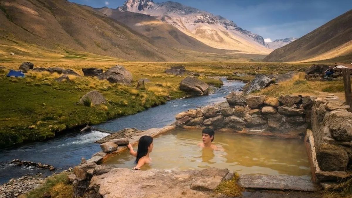 Las Termas de El Azufre son reconocidas por sus 8 pozos naturales al aire libre con temperaturas que superan los 30° C, ofreciendo un entorno rústico y salvaje a 3500 msnm. Las Termas de El Azufre son reconocidas por sus 8 pozos naturales al aire libre con temperaturas que superan los 30° C, ofreciendo un entorno rústico y salvaje a 3500 msnm.