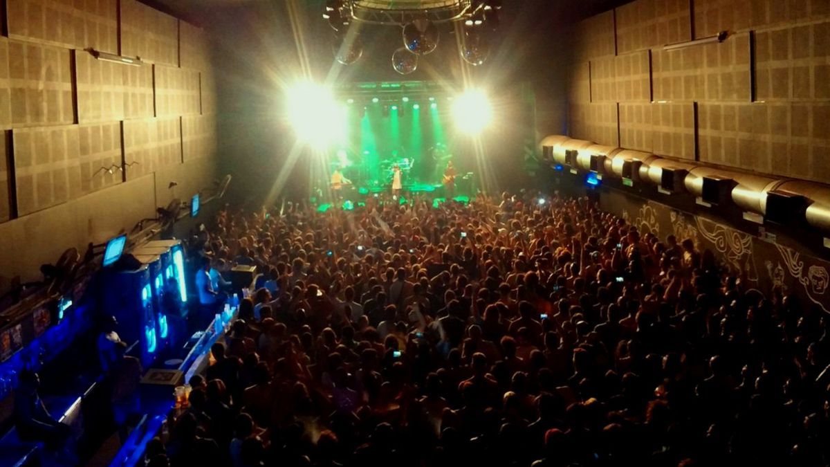 Uno de los líderes de la banda, integrada por argentinos y colombianos, está siendo investigado por la compra a través de testaferros de la sociedad VTX Rosario, que controla los teatros Vorterix de esta ciudad y de Mar del Plata. Uno de los líderes de la banda, integrada por argentinos y colombianos, está siendo investigado por la compra a través de testaferros de la sociedad VTX Rosario, que controla los teatros Vorterix de esta ciudad y de Mar del Plata.