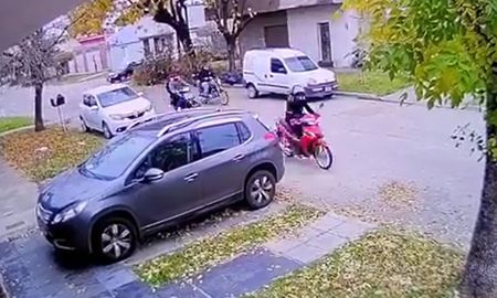Lucía fue asaltada a plena luz por cuatro motochorros en las calles de barrio María Selva de Santa Fe. Lucía fue asaltada a plena luz por cuatro motochorros en las calles de barrio María Selva de Santa Fe.