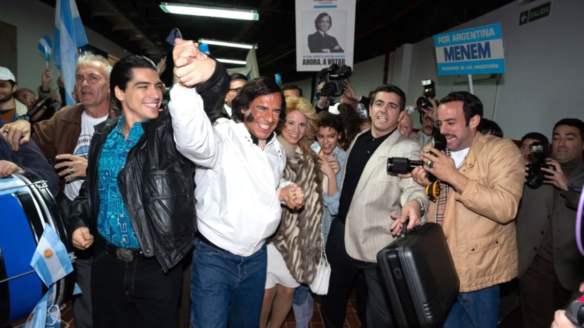 Leonardo Sbaraglia, Griselda Siciliani, Juan Minujín y un elenco destacado recrean la vida política y personal de Carlos Saúl Menem. Leonardo Sbaraglia, Griselda Siciliani, Juan Minujín y un elenco destacado recrean la vida política y personal de Carlos Saúl Menem.