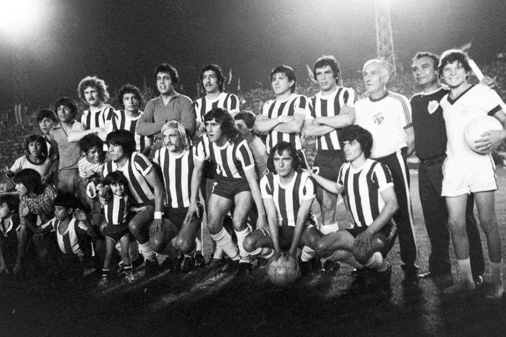 Rubén Guibaudo; Eduardo Astudillo, Luis Galván, Víctor Binello, Victorio Ocaño; José Reinaldi (Antonio Syeyyguil), Luis Ludueña, Daniel Valencia; Ángel Boccanelli, Humberto Bravo y Ricardo Cherini fue la formación que puso Roberto Saporiti en la cancha de barrio Jardín.