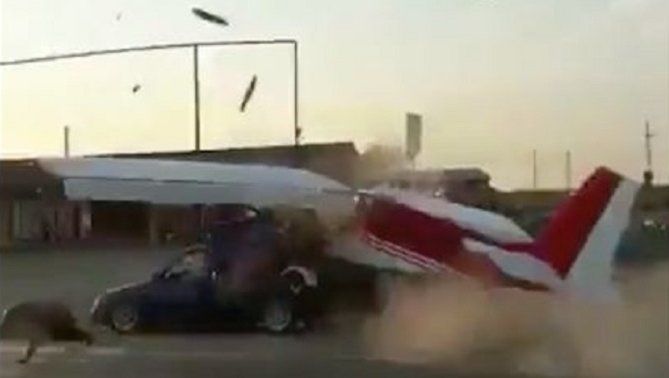 Rusia: brutal impacto entre una avioneta y un auto