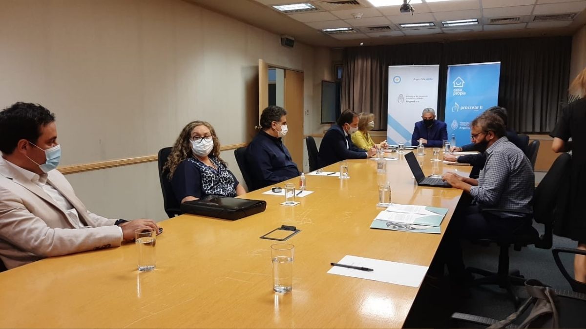 Escuela preuniversitaria y construcción de viviendas en General Lagos.