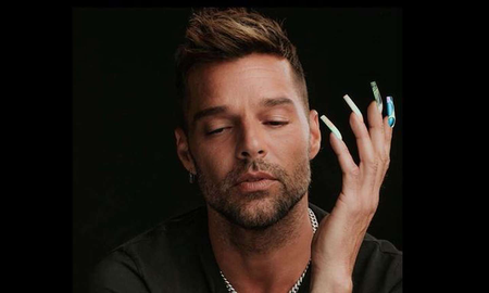 Ricky Martin posó en bermudas y buzo canguro