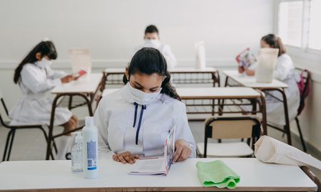 La decisión de la vuelta a clases presenciales la tomarán las jurisdicciones en base a un indicador objetivo de riesgo epidemiológico que se consensuó entre los ministros La decisión de la vuelta a clases presenciales la tomarán las jurisdicciones en base a un indicador objetivo de riesgo epidemiológico que se consensuó entre los ministros