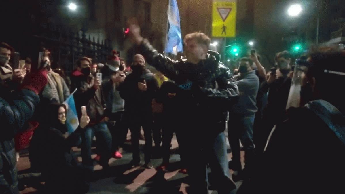 Alfredo Casero afuera del Congreso junto a manifestantes.