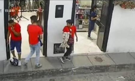 Colombia: un hombre mató a otro por tropezarse sin querer en una vereda y tumbarle el casco