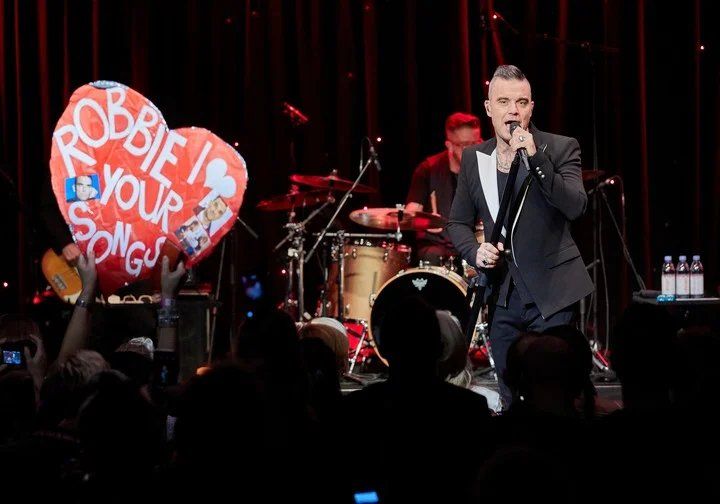 Robbie Williams fue secuestrado por extraterrestres, según un hombre que afirma que también él fue atrapado al mismo tiempo (DPA).