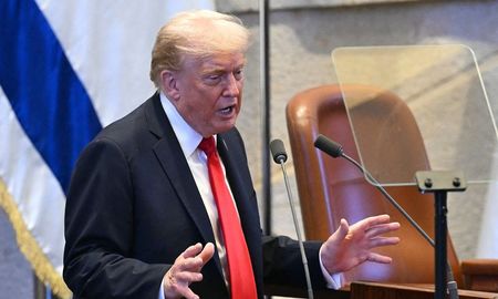 El presidente de Estados Unidos, Donald Trump, fue aplaudido de pie por los legisladores de Israel luego de la liberación de los 20 rehenes por parte de Hamás. El presidente de Estados Unidos, Donald Trump, fue aplaudido de pie por los legisladores de Israel luego de la liberación de los 20 rehenes por parte de Hamás.
