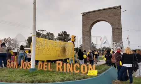 Un grupo de manifestantes acompañó la convocatoria de Pañuelos Amarillos por las víctimas de abuso sexual. Un grupo de manifestantes acompañó la convocatoria de Pañuelos Amarillos por las víctimas de abuso sexual.