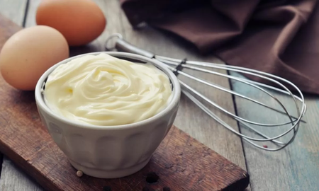 El tipo de aceite cambia por completo el sabor, la textura y la estabilidad de una de las salsas más básicas de la cocina. El tipo de aceite cambia por completo el sabor, la textura y la estabilidad de una de las salsas más básicas de la cocina.