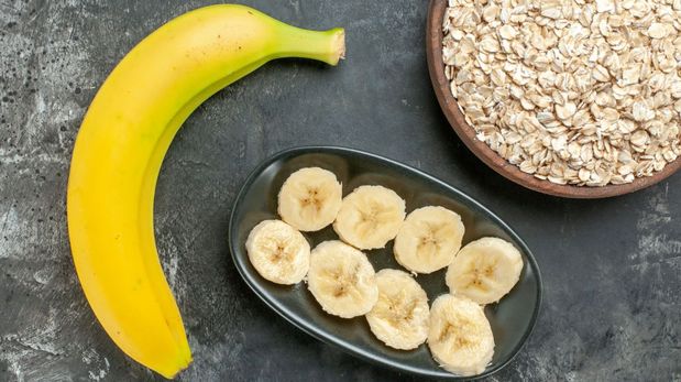 La avena cocida libera betaglucanos que estabilizan la energía, evitando los bajones metabólicos que producen escalofríos durante la mañana.