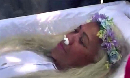 Fingió su propia muerte para saber como la despedían Fingió su propia muerte para saber como la despedían