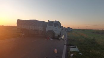 Cuatro muertos en la ruta 34 tras un fuerte choque entre un camión y un auto