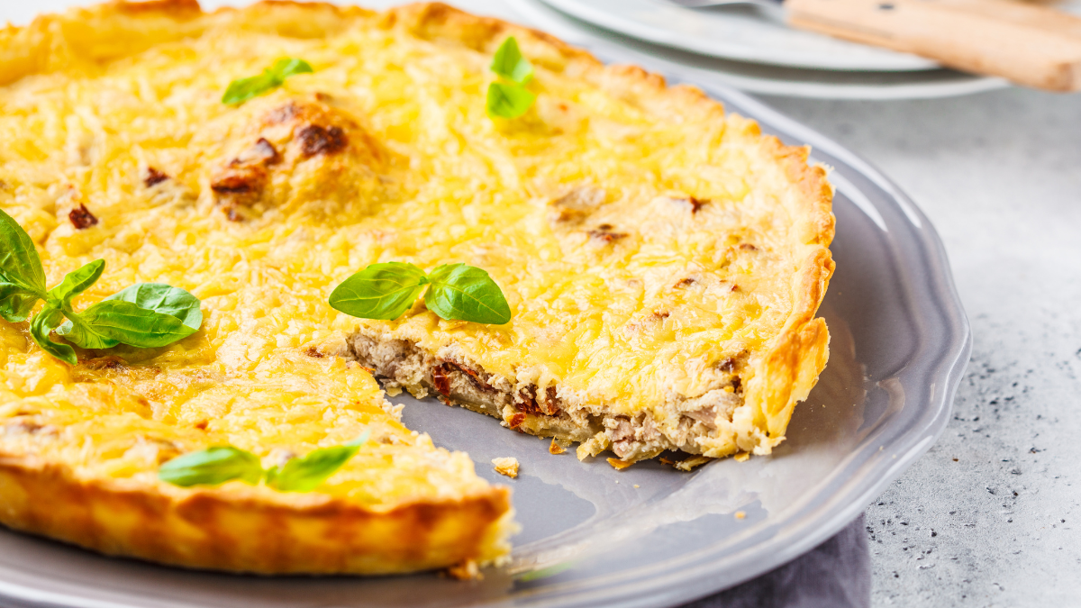 Tarta de atún cremosa con cebolla y mozzarella, una receta fácil para resolver el almuerzo o la cena.