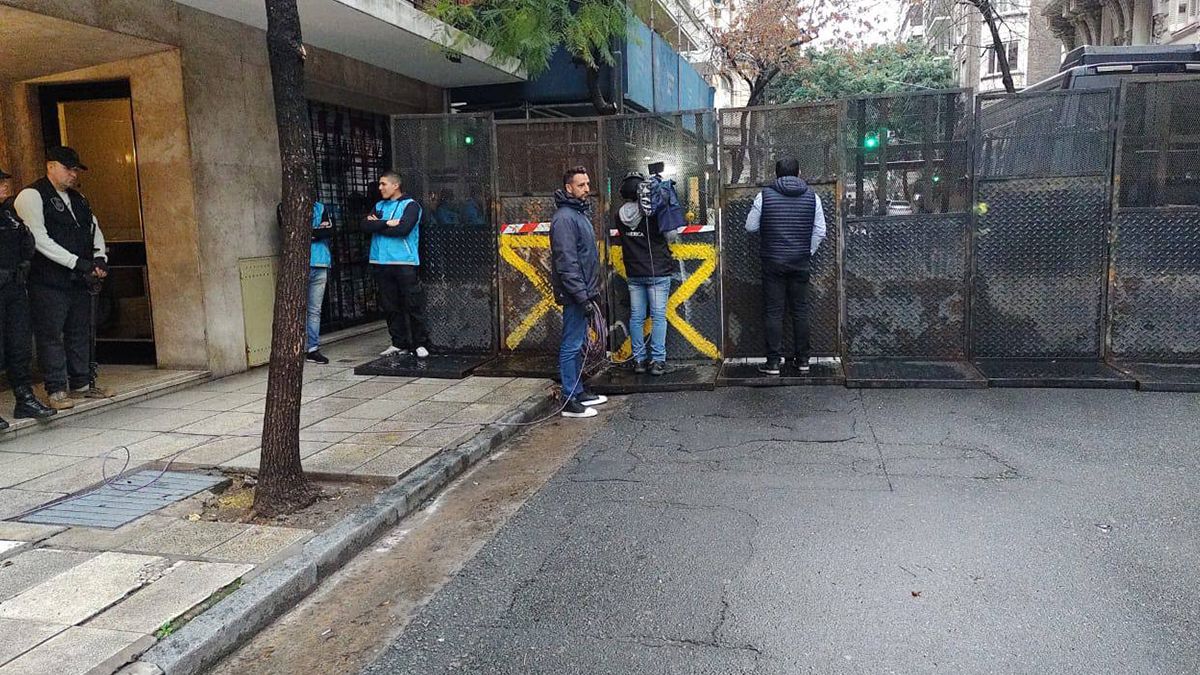 El gobierno porteño dispuso un operativo de limpieza y control en las inmediaciones del departamento de la vicepresidenta