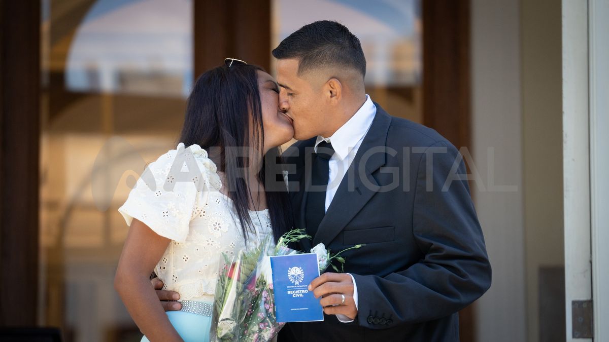 Andrés y Gabriela fueron los primeros santafesinos en contraer matrimonio este 14 de febrero en la Casa de la Cultura. Andrés y Gabriela fueron los primeros santafesinos en contraer matrimonio este 14 de febrero en la Casa de la Cultura. 