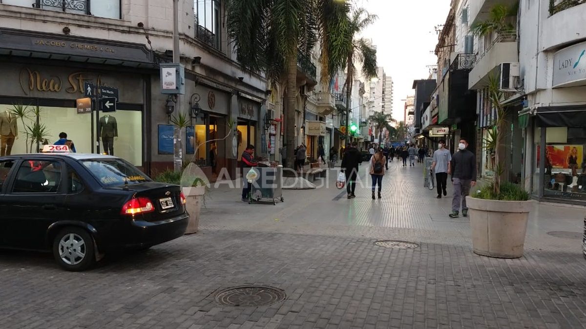 La peatonal santafesina registraba un intenso movimiento en donde muchos santafesinos se acercaron para realizar sus compras.