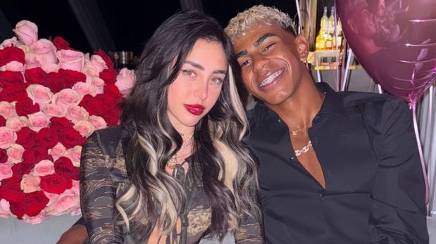 La cantante y el futbolista compartieron una postal íntima en redes sociales.