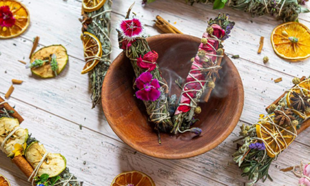 Sahumar significa purificar o aromatizar un espacio con humo aromático, utilizando hierbas o inciensos. Sahumar significa purificar o aromatizar un espacio con humo aromático, utilizando hierbas o inciensos.