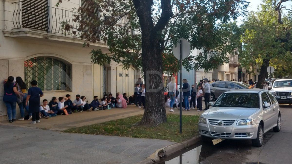 Los alumnos y profesores de la escuela Almirante Brown debieron ser evacuados y hubo fuerte presencia policial en la zona.