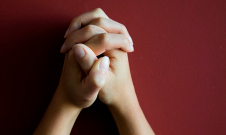 Bendito sea el fruto de tus entrañas, Jesús; bendito sea tu esposo, san José; bendito sea tu padre, san Joaquín; bendita sea tu madre, santa Ana; bendito sea tu hijo, san Juan; bendito sea tu ángel, san Gabriel; benditos sean todos aquellos que te aman y te bendicen. Amén. Bendito sea el fruto de tus entrañas, Jesús; bendito sea tu esposo, san José; bendito sea tu padre, san Joaquín; bendita sea tu madre, santa Ana; bendito sea tu hijo, san Juan; bendito sea tu ángel, san Gabriel; benditos sean todos aquellos que te aman y te bendicen. Amén.