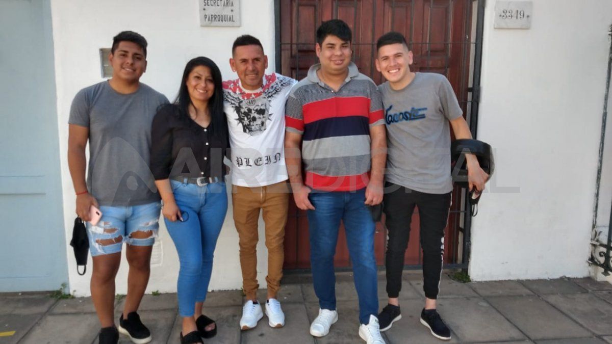 Juanjo Piedrabuena junto a familiares y allegados en la escuela San Antonio de Padua, donde emitió su voto este mediodía. 