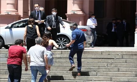 Pablo Echarri subiendo las escalinatas de la Casa Rosada Fuente: LA NACION - Crédito: Gerardo Viercovich Pablo Echarri subiendo las escalinatas de la Casa Rosada Fuente: LA NACION - Crédito: Gerardo Viercovich