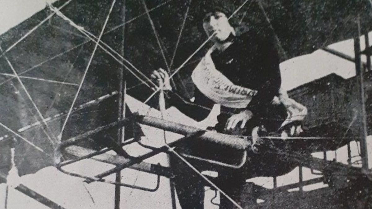 Amalia obtuvo su licencia el jueves 1 de octubre de 1914, con un biplano francés Farman III, impulsado por un motor rotativo Gnome Omega de 7 cilindros y 50 HP. En la foto, posa con su avión y la banda que le colocaron sus amigos tras el examen de vuelo que aprobó, donde dice “primera mujer piloto”. Tenía solo 19 años. Amalia obtuvo su licencia el jueves 1 de octubre de 1914, con un biplano francés Farman III, impulsado por un motor rotativo Gnome Omega de 7 cilindros y 50 HP. En la foto, posa con su avión y la banda que le colocaron sus amigos tras el examen de vuelo que aprobó, donde dice “primera mujer piloto”. Tenía solo 19 años.