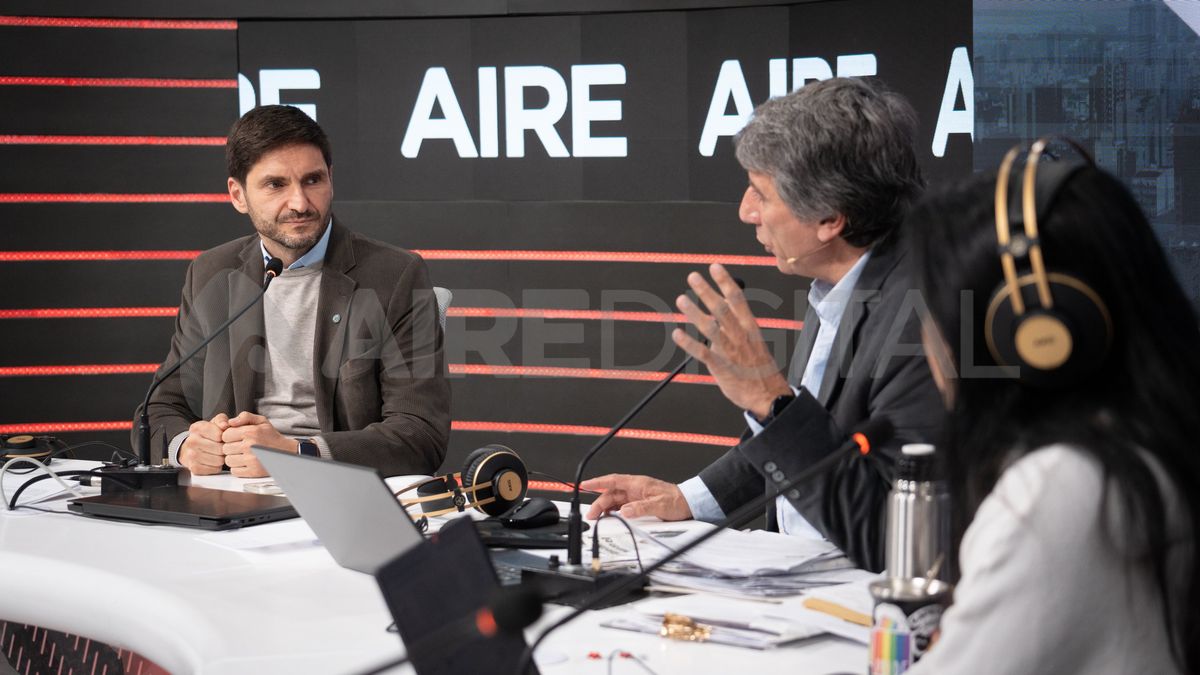 Maximiliano Pullaro en la entrevista con Luis Mino en Aire de Santa Fe. Maximiliano Pullaro en la entrevista con Luis Mino en Aire de Santa Fe.