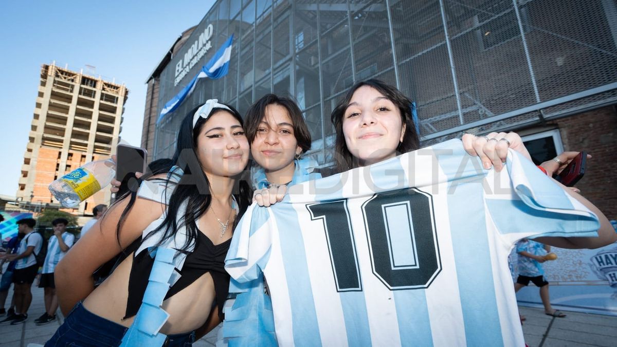 Un grupo de amigas celebr&oacute; el triunfo de Argentina en El Molino.